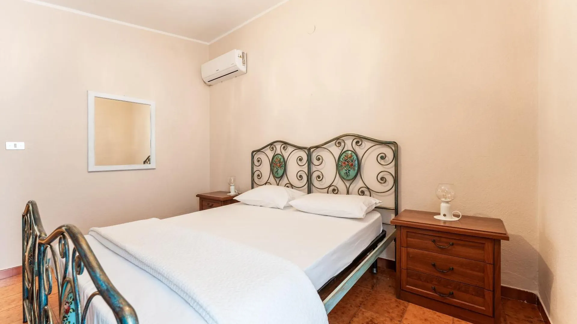 Villa Giardino Del Melograno Quartu SantʼElena Italia